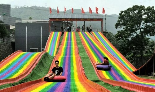 蕉城彩虹滑草场